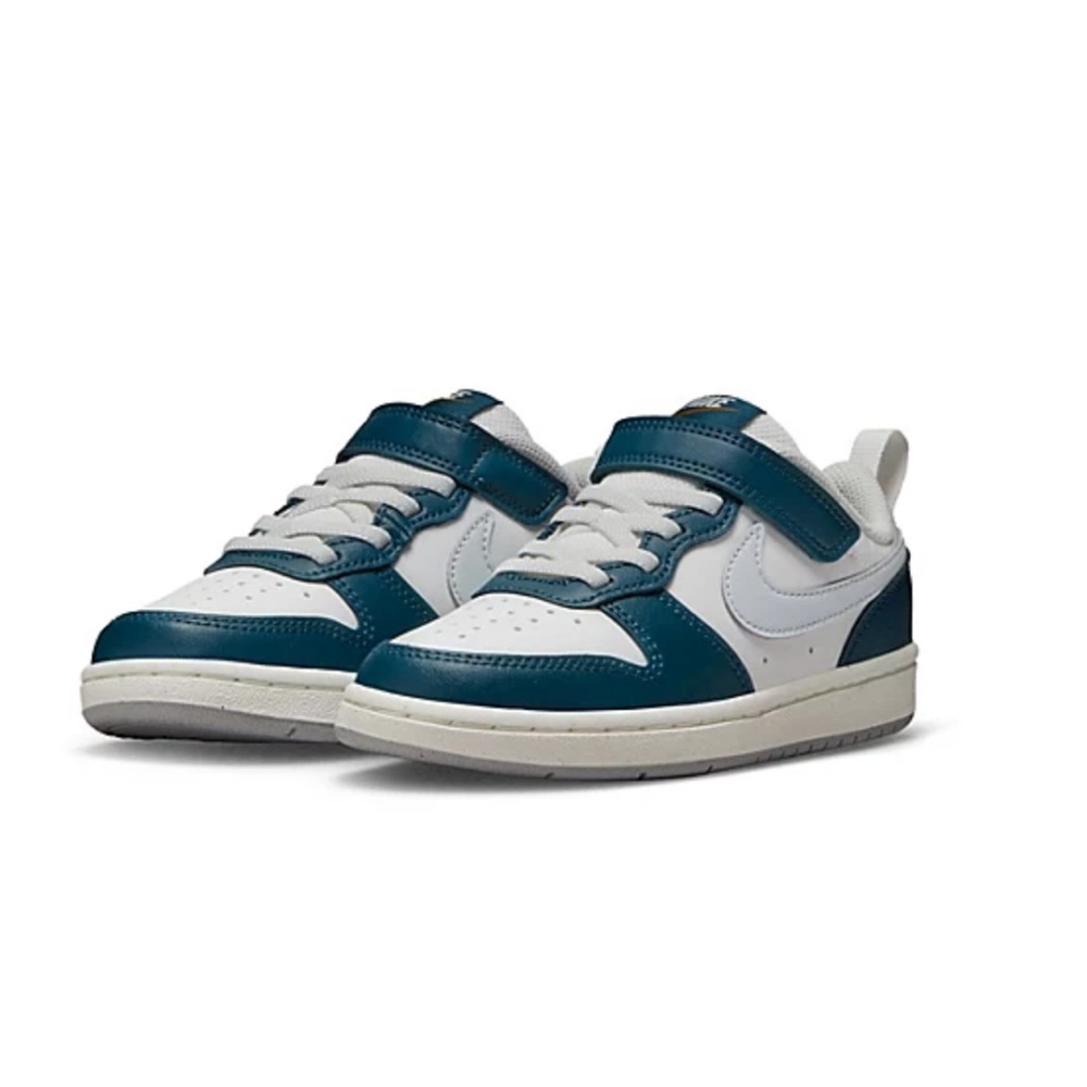 NIKE BOYS LITTLE KID COURT BOROUGH 2 LOW SNEAKER. Size 8 Comes with box!